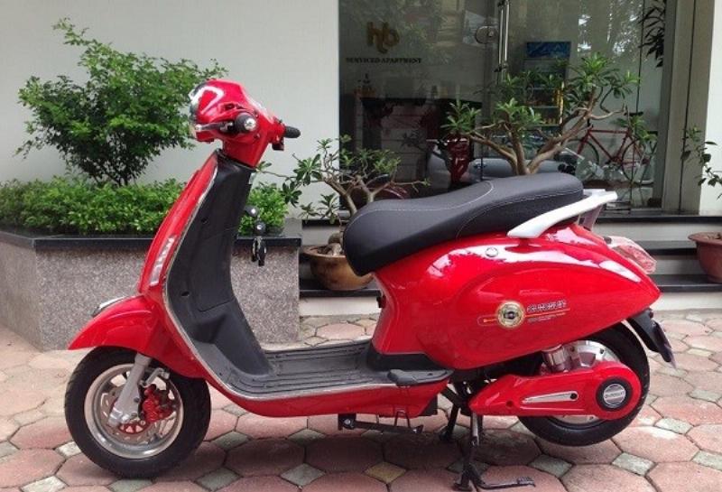 Một người lái xe tuổi Đinh Mão 1987 đang lái chiếc xe màu đỏ hợp mệnh một cách cẩn trọng trên con đường rộng rãi, thể hiện sự bình an và trách nhiệm